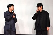 左から仲野太賀、板橋駿谷。