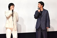 左から岡山天音、仲野太賀。