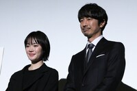 「彼方のうた」の公開記念舞台挨拶に参加した小川あん（左）、眞島秀和（右）。