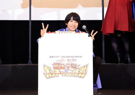 バースデーケーキに喜ぶ本島純政。