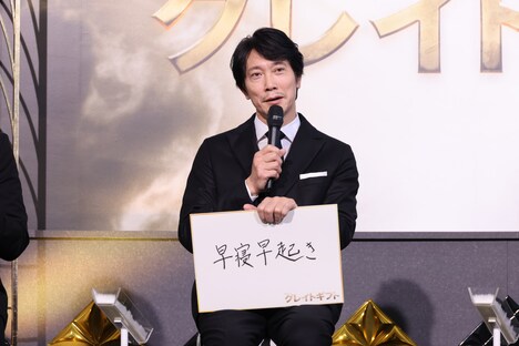 2024年の抱負を聞かれ「早寝早起き」と答える佐々木蔵之介。