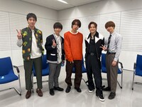 左から渡部秀、阿久津仁愛、阿部顕嵐、岩谷翔吾、小越勇輝。