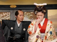 左から安田顕、小芝風花。