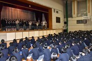 「カラオケ行こ！」府中第四中学校サプライズ訪問イベントの様子。