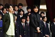左から齋藤潤、綾野剛。
