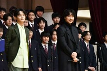 左から齋藤潤、綾野剛。