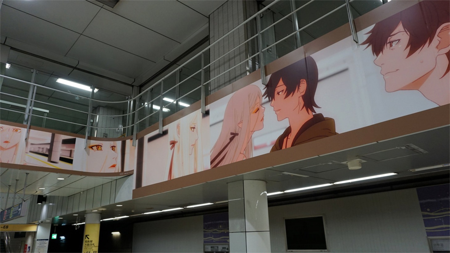「傷物語 -こよみヴァンプ-」のジャック広告が展開された新宿三丁目駅の様子。