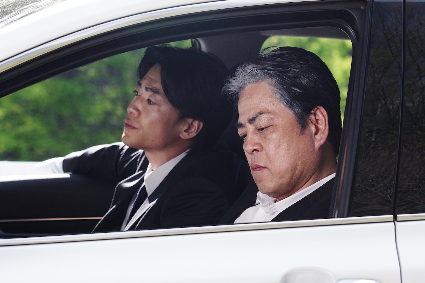 「映画 マイホームヒーロー」より、立川談春扮する安元（右）と、大東駿介扮する部下の薬師寺。