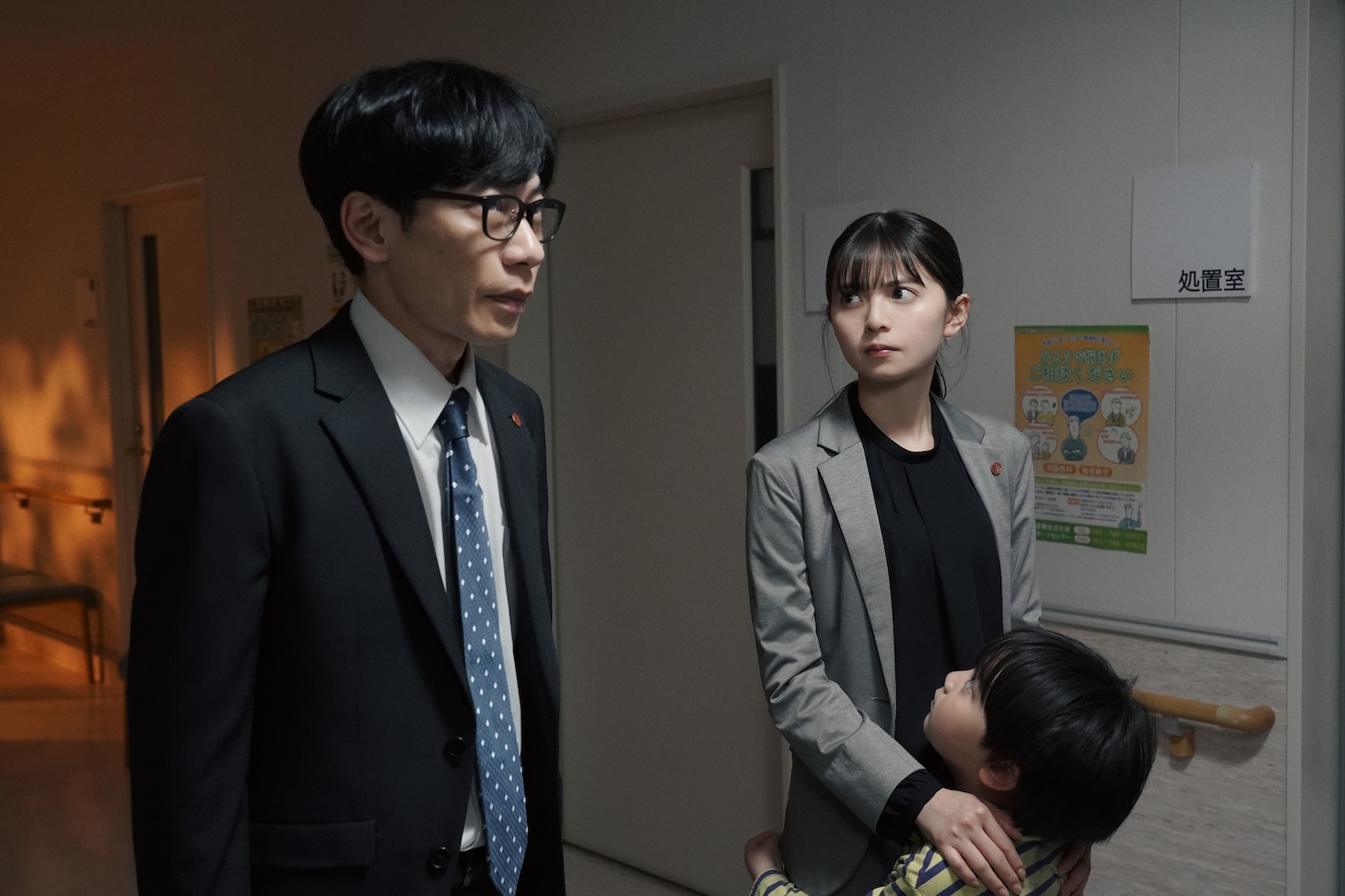 「映画 マイホームヒーロー」より、インパルス板倉扮する戸島と齋藤飛鳥扮する零花。