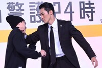 犯人役の相手を冷静に抑える岩本照（右）。