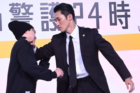 犯人役の相手を冷静に抑える岩本照(右)。