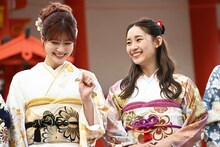 左から生見愛瑠、浅川梨奈。