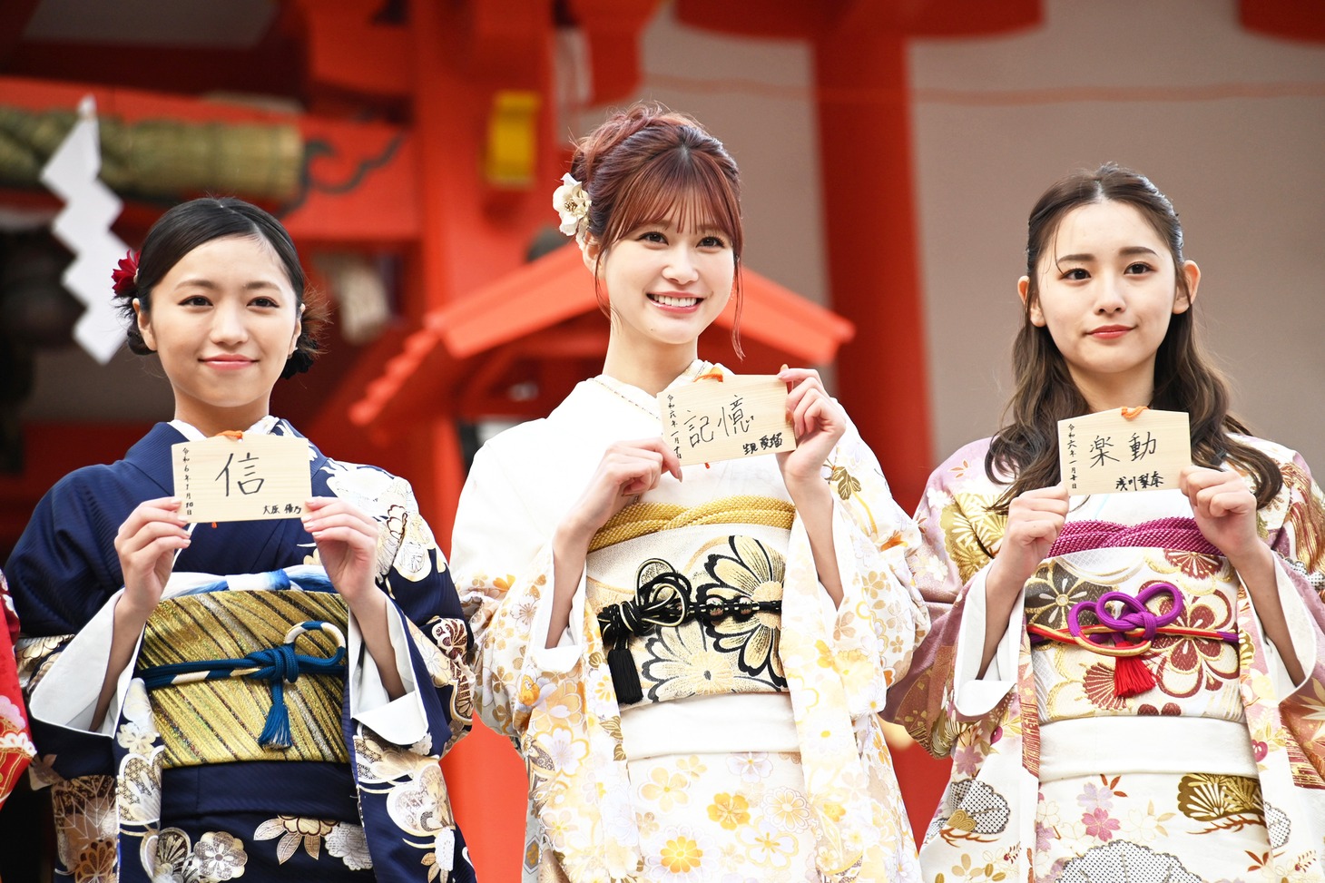 左から大原優乃、生見愛瑠、浅川梨奈。