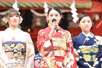 高石あかり（中央）