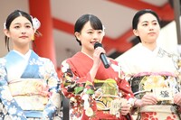 上坂樹里（中央）