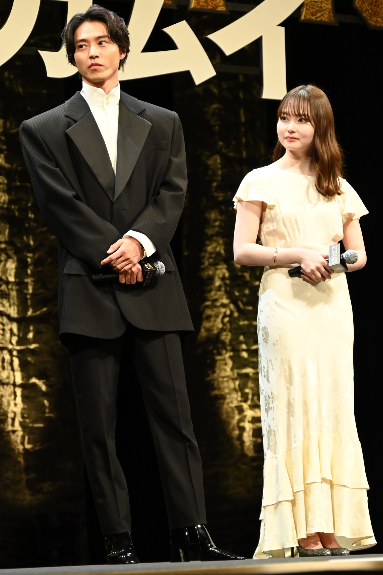 左から山崎賢人、山田杏奈。