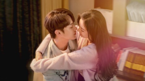 中国ドラマ「マリアージュ・ブラン～嘘つき弁護士の愛の法則～」より、シュー・カイ演じる陽華（左）とヤン・ミー演じる秦施（右）。