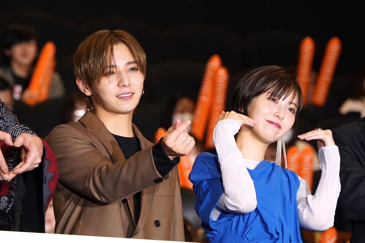 指ハートをする山田涼介（左）と腕でハートの形を作る浜辺美波（右）。