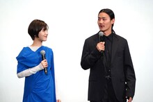 左から浜辺美波、野村周平。
