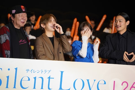 左から古田新太、山田涼介、浜辺美波、野村周平。