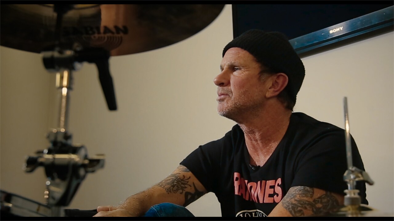 チャド・スミスがドラムへの愛を語る「COUNT ME IN 魂のリズム」予告