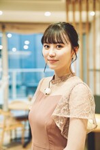 市丸かなみ役の三原羽衣。