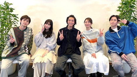 左から押田岳、三原羽衣、長妻怜央、川津明日香、田村心。