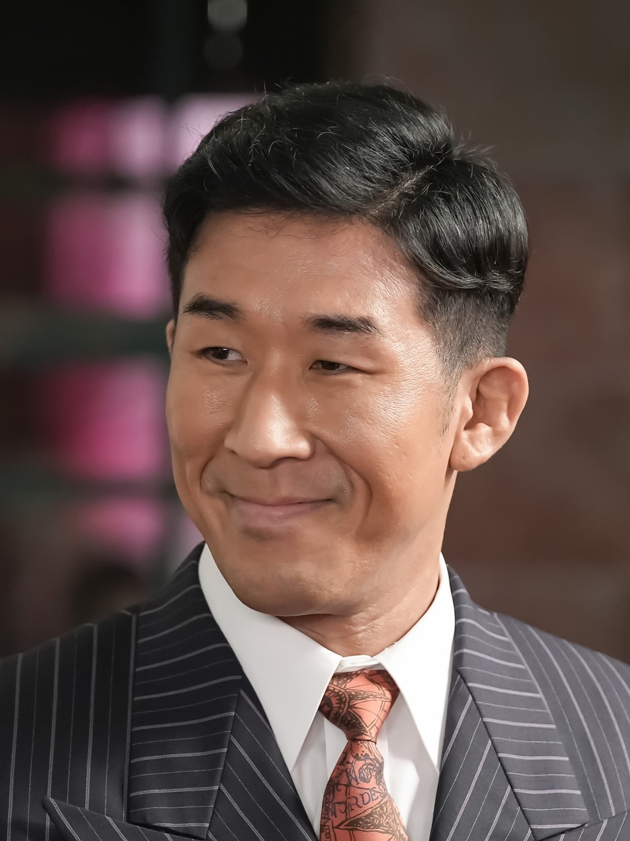 田村裕演じる小島。