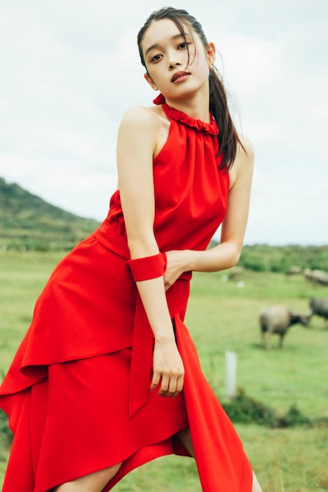 「高石あかりファースト写真集 幻灯」より。