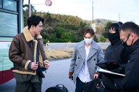 間宮祥太朗（左）、戸塚純貴（中央）。