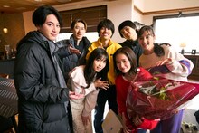 左から時計回りに間宮祥太朗、戸塚純貴、重岡大毅、岡山天音、中条あやみ、堀田真由、西野七瀬。