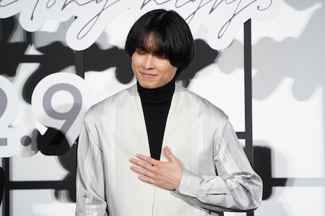 上白石萌音から褒められ、胸に手を当てる松村北斗。