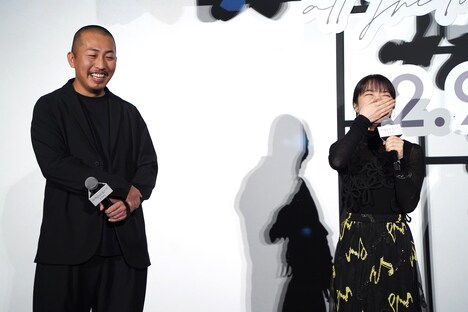 左から三宅唱、上白石萌音。