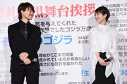 左から神木隆之介、浜辺美波。