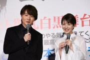 左から神木隆之介、浜辺美波。