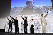 劇場の歓声を山崎貴に届けようとするキャスト陣。