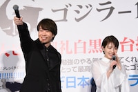 左から神木隆之介、浜辺美波。