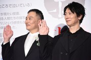 左から田中美央、佐々木蔵之介。