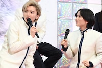 「このぐらいの距離だけど……」と確認する道枝駿佑（左）と板垣李光人（右）。