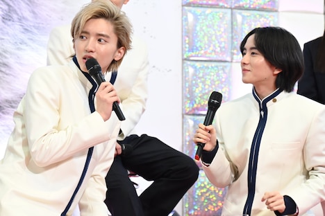 「このぐらいの距離だけど……」と確認する道枝駿佑(左)と板垣李光人(右)。