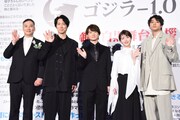 「ゴジラ-1.0」大ヒット御礼白黒舞台挨拶の様子。左から田中美央、佐々木蔵之介、神木隆之介、浜辺美波、山田裕貴。