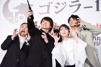 自撮りするキャスト陣。