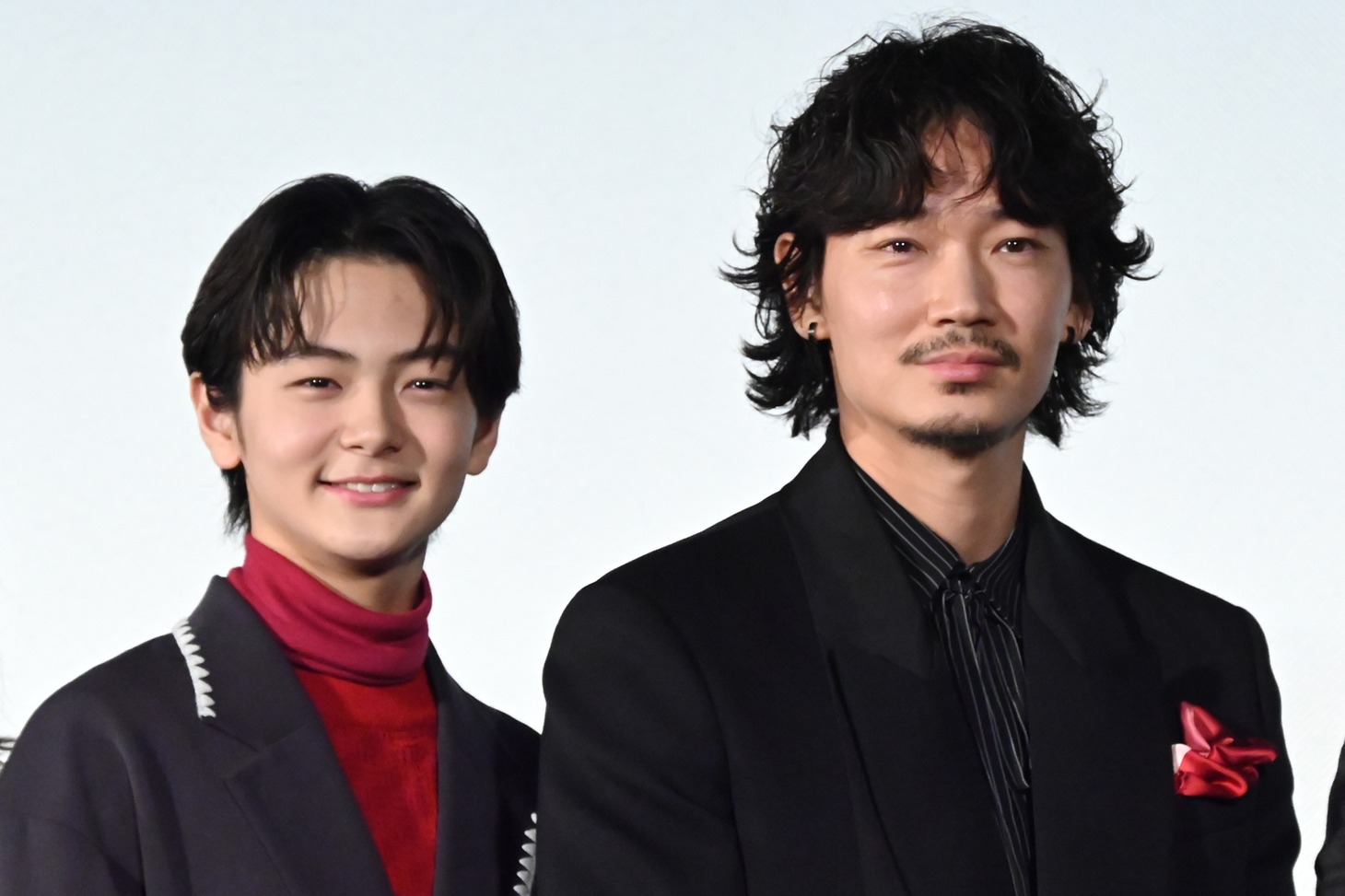 映画「カラオケ行こ！」初日舞台挨拶に参加した齋藤潤（左）、綾野剛（右）。