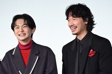 映画「カラオケ行こ！」初日舞台挨拶に参加した齋藤潤（左）、綾野剛（右）。