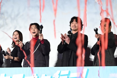 クラッカーを鳴らす登壇者たち。