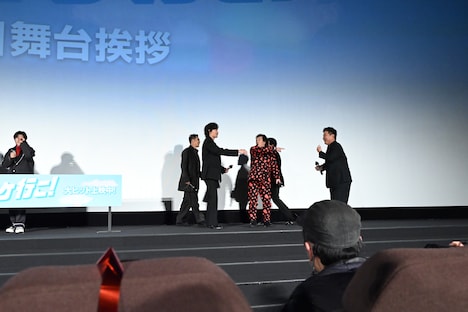 イベントの途中で勘違いして降壇しようとするチャンス大城（右端）。