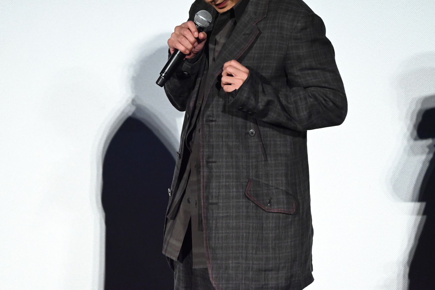 服には“紅”色のステッチが入っていると主張する北村一輝。