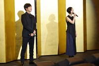 左から神谷浩史、坂本真綾。