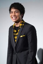 観客から拍手で迎えられ、笑顔全開の重岡大毅。