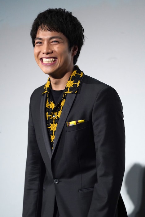 観客から拍手で迎えられ、笑顔全開の重岡大毅。